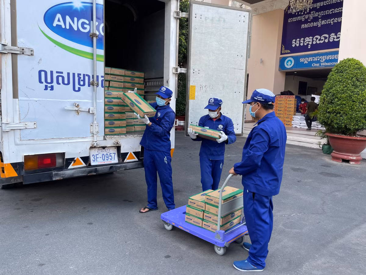 Cty con cua Vinamilk tai Campuchia ho tro nguoi dan va tre em “vung do” trong dich COVID-19-Hinh-2