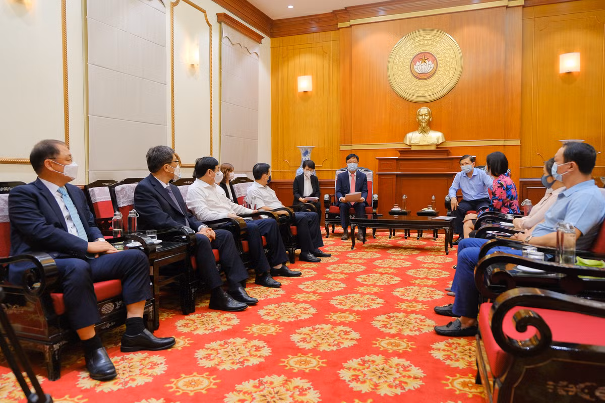 Hana Bank ủng hộ Quỹ Vắc-xin phòng, chống Covid-19 Hana Bank ung ho Quy Vac-xin phong, chong Covid-19