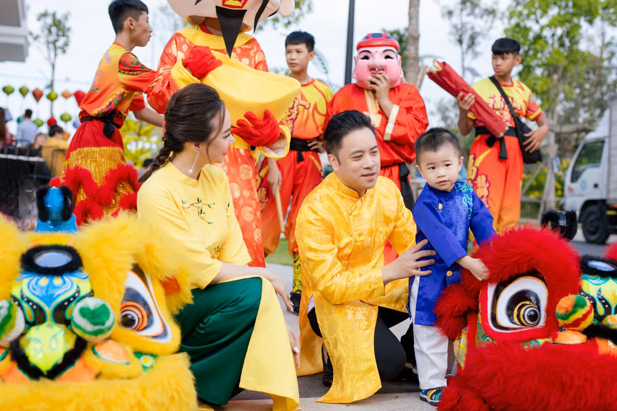 Victor Vu mong muon don tet cung bo me tai Aqua City
