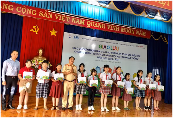 Hoc sinh Binh Phuoc hao hung voi 