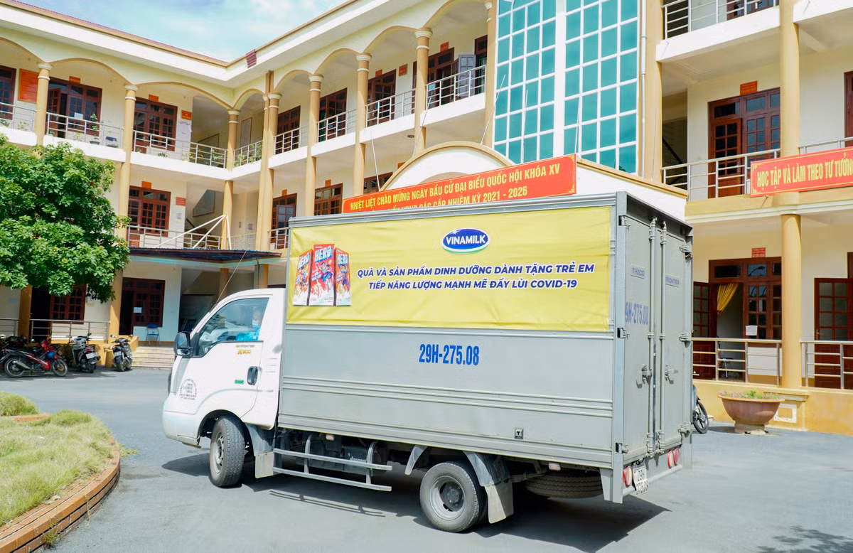 Vinamilk tang sua va 3.000 phan qua quoc te thieu nhi cho tre em dang cach ly tai 7 dia phuong “Diem nong” ve dich Covid-19-Hinh-3