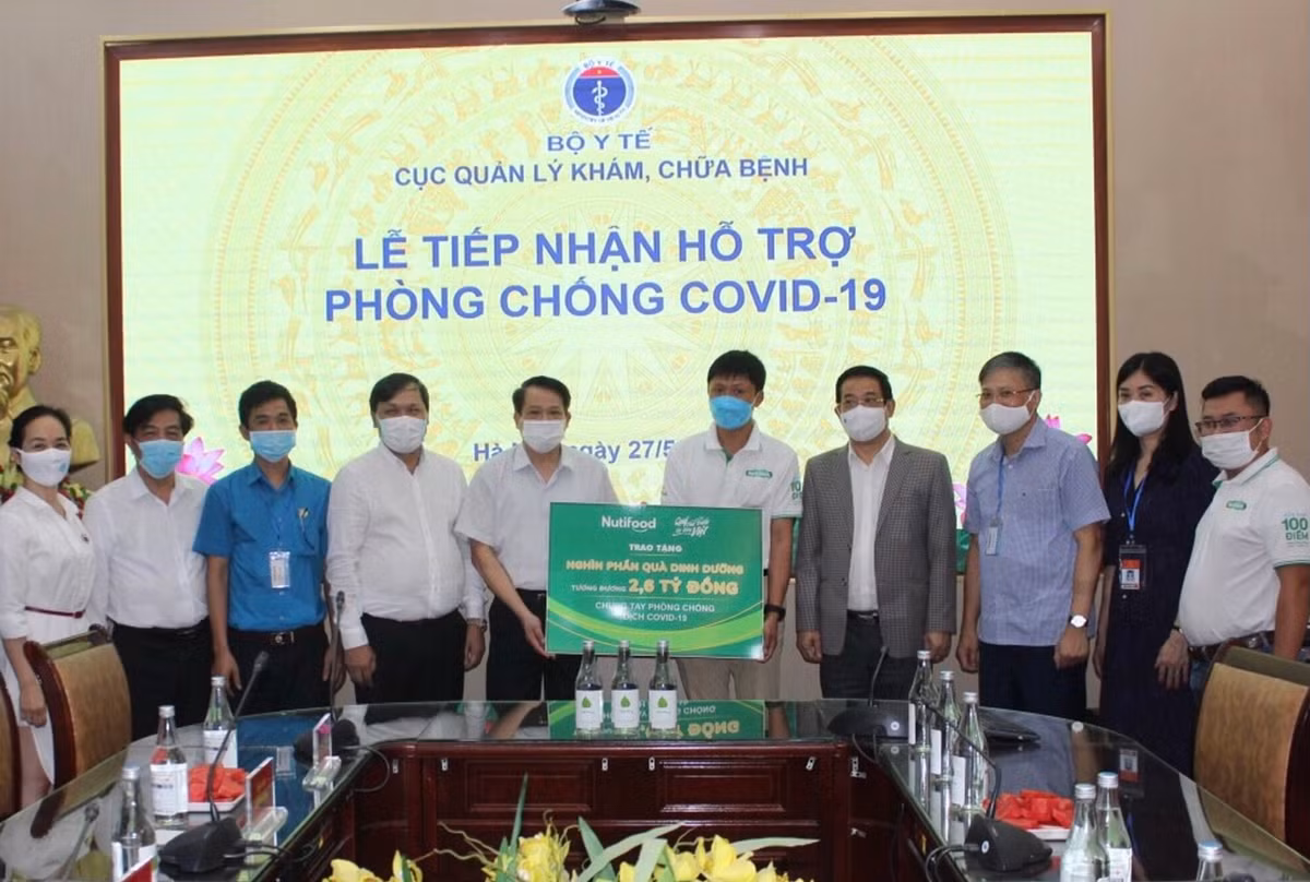 Nutifood va Ong bau tang san pham dinh duong cho bac si va benh nhan COVID-19