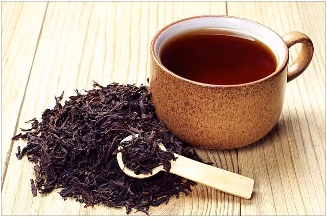 Trà đen nóng hoặc lạnh cũng có tác dụng nhuận tràng giúp ngăn ngừa táo bón. Đặc biệt, bạn có thể uống loại trà này hàng ngày mà không có rủi ro sức khỏe lâu dài. Ảnh: huongnghiepaau.