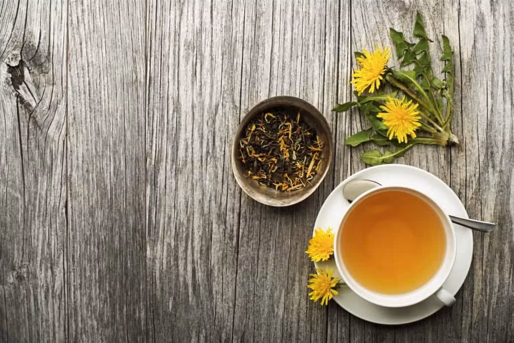 Tương tự, trà bồ công anh cũng hoạt động như một loại thuốc nhuận tràng. Bạn nên uống 1 cốc trà bồ công anh sau bữa ăn sẽ giúp kích thích gan tạo ra mật, từ đó gián tiếp giúp giảm táo bón. Ảnh: hellobacsi.