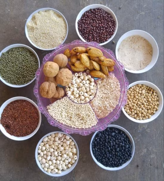 Bên cạnh đó, mua một số thực phẩm như ngũ cốc, các loại hạt, đồ hộp,...với số lượng lớn có thể giúp bạn tiết kiệm rất nhiều tiền. Ảnh: vinaeva.