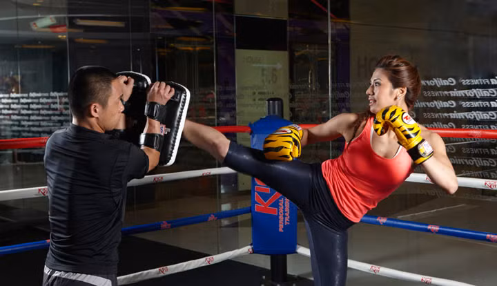 Bài tập 2: Boxing hoặc kickboxing. Bằng cách kết hợp các cú đá, cú đấm và chuyển động khác nhau, bạn có thể rèn luyện các cơ bắp trên và dưới trong khi vẫn khiến tim hoạt động nhanh hơn. Ảnh: slifegym.