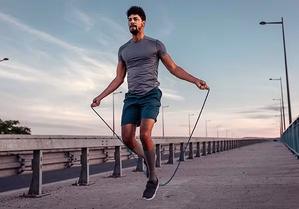 Bài tập 1: Nhảy dây. Đây là một bài tập cardio dễ thực hiện và bạn có thể nhảy dây ở bất cứ đâu có đủ không gian. Ảnh: thethaothientruong.