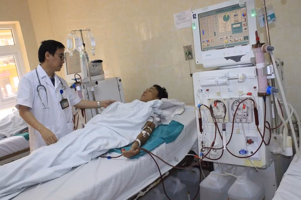 Khi bị tụt huyết áp trong chạy thận nhân tạo, đa số người bệnh đều cảm thấy chóng mặt, choáng váng hoặc buồn nôn. Ảnh: baochinhphu.