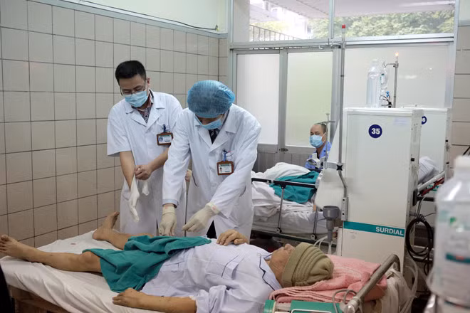 Ngoài ra, đau ngực nhẹ hoặc khó chịu ở ngực cũng là biến chứng của chạy thận, xảy ra trong 1-4% bệnh nhân chạy thận. Ảnh: thanhnien.