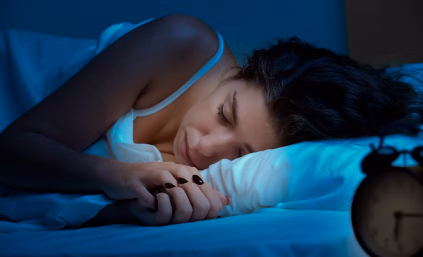 Hoạt động thể chất giúp bạn có một giấc ngủ ngon ban đêm. Nó có thể làm tăng thời gian và chất lượng giấc ngủ bằng cách tăng sản xuất serotonin trong não và giảm mức độ cortisol, hormone gây căng thẳng. Ảnh: forbes.