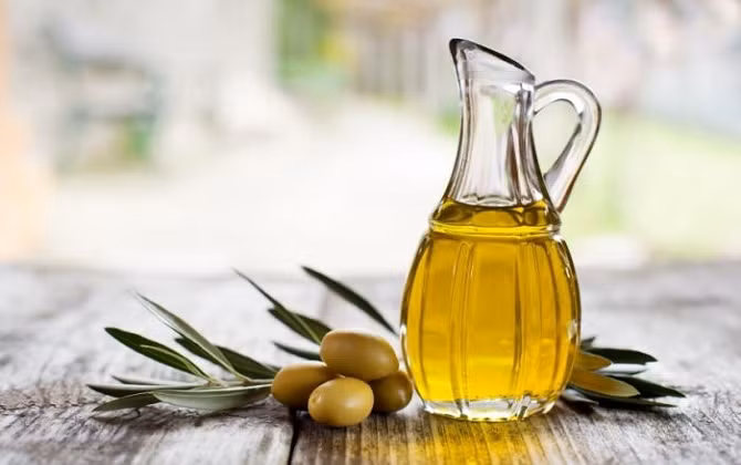 Dầu ô liu là một lựa chọn tuyệt vời cho những người mắc bệnh thận. Ảnh: lamthenao.