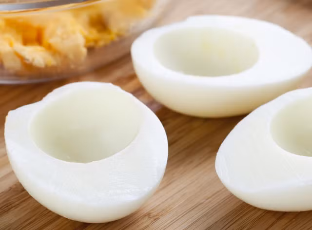 Nếu bạn bị bệnh thận, hãy ăn lòng trắng trứng thay vì lòng đỏ bởi nó cung cấp một nguồn protein chất lượng cao, “thân thiện” với thận. Ảnh: doisongphapluat.