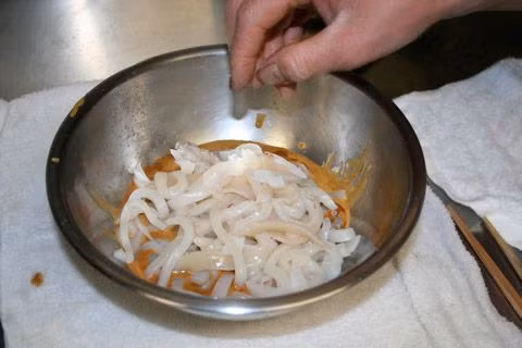 Món hải sản lên men Shiokara có vị mặn, hơi cay nồng và đặc biệt là một mùi tanh nồng. Ảnh: kenbistore.