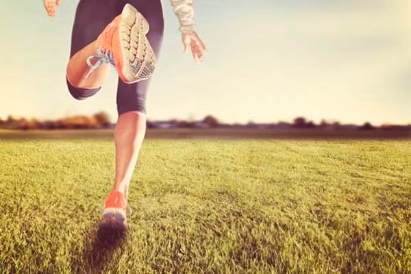 Sau khi tập thể dục buổi sáng, cơ thể giải phóng endorphins, có tác dụng giảm thèm ăn, vì thế không chỉ giúp họ ăn ít hơn trong buổi sáng mà còn lựa chọn khẩu phần ăn cũng như các món ăn một cách lành mạnh hơn. Ảnh: youthvillageng.