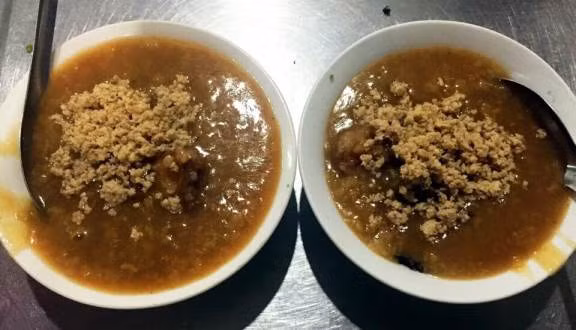 Cháo ấu tẩu ăn kèm thịt băm, các loại rau thơm, tiêu, hay măng chua. Ảnh: foody.