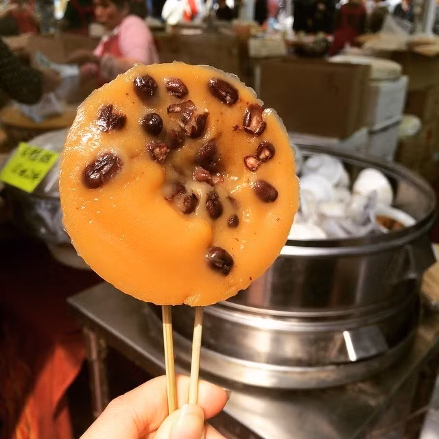 Được biết, bánh đúc đậu đỏ là món ăn vặt đã xuất hiện ở Hong Kong từ rất lâu. Ảnh: diadiemanuong.