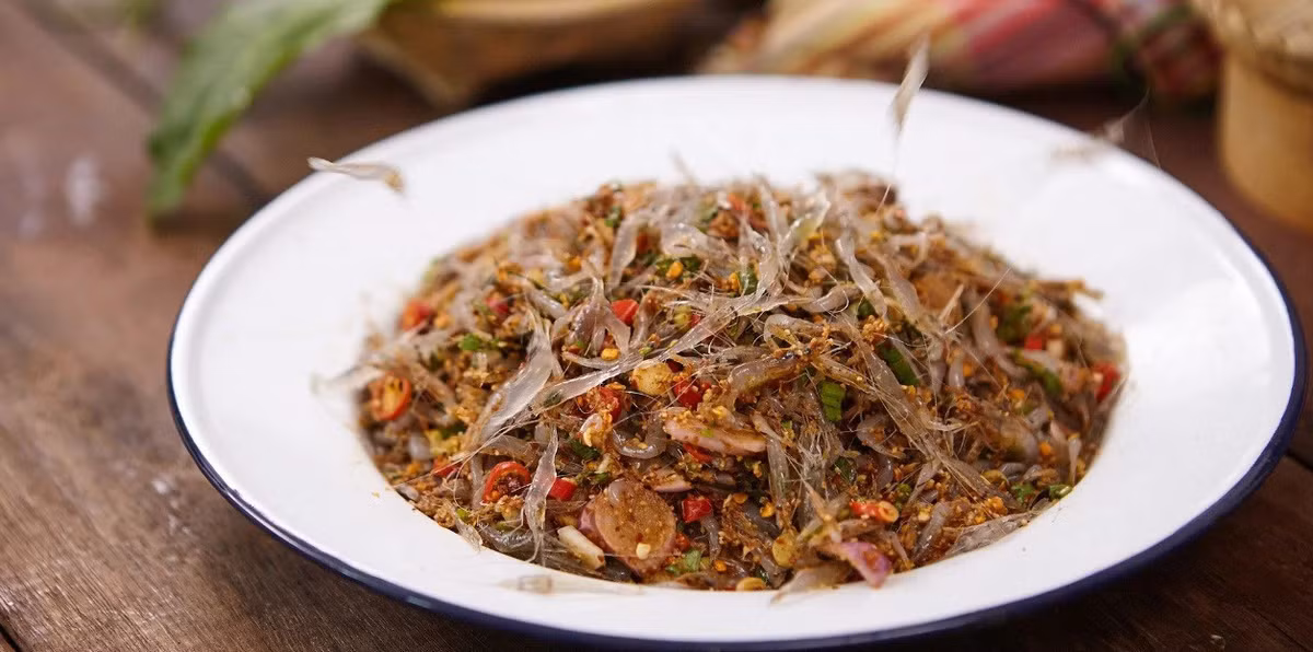  Gỏi tép nhảy là một món gỏi độc đáo bạn chỉ có thể thưởng thức trên đất Thái chứ không phải ở bất kỳ nhà hàng Thái Lan nào trên thế giới. Ảnh: danvietotur.