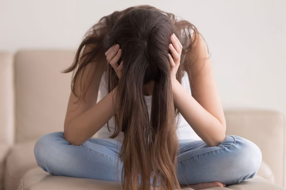 Ngoài ra, bạn nên hạn chế căng thẳng bởi căng thẳng thường xuyên cũng có thể góp phần gây ra huyết áp cao. Ảnh: guucdn.