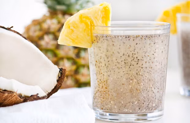 Bạn chỉ cần ngâm hạt chia trong nước khoảng nửa giờ và uống ngay sau đó. Nên uống liên tục trong 1 tháng để thấy kết quả. Ảnh: ngonshop.