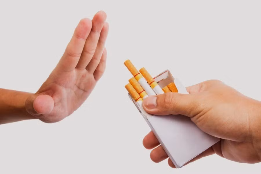 Khói thuốc lá có thể phá hủy tim và mạch máu của bạn. Nó cũng có thể làm tăng nguy cơ mắc bệnh thận, rối loạn thị lực và tổn thương thần kinh. Vì vậy, hãy bỏ thuốc lá để ngăn ngừa các biến chứng nguy hiểm của bệnh tiểu đường. Ảnh: thetanjungpuratimes.