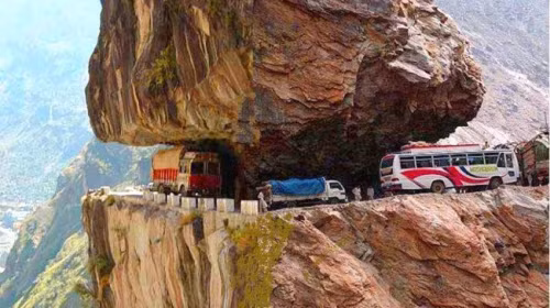 Đường Karakoram, Pakistan. Đây là con đường cao nhất thế giới, kết nối Tây Trung Quốc với Pakistan. Điểm cao nhất của tuyến đường nằm ngay trên biên giới giữa hai quốc gia, với độ cao 4.800 m, tương đương với độ cao của đỉnh núi Blanc ở châu Âu.