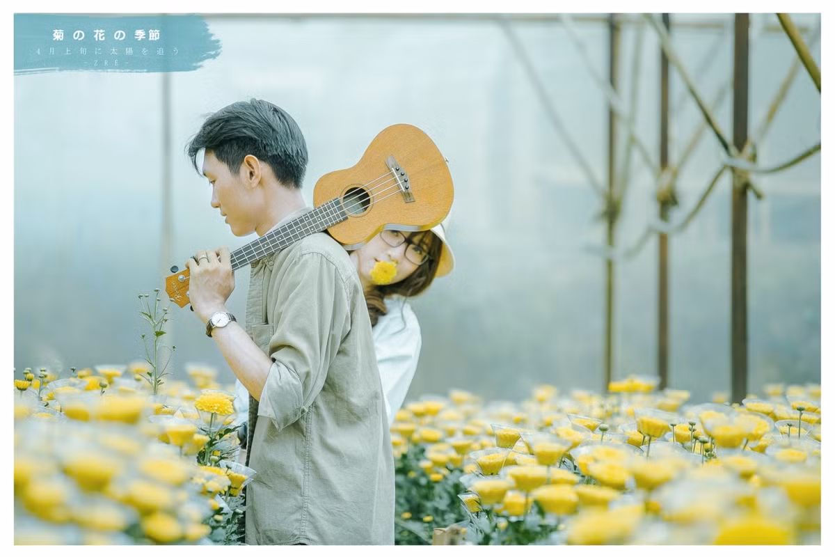 Người ta thường muốn đến Đà Lạt một phần vì nơi đây được mệnh danh là "thành phố ngàn hoa", có những bông hoa hồng, mimosa, cẩm tú cầu... đẹp xinh, nhưng chắc hẳn nhiều người không biết rằng hoa cúc và hoa sao giản dị, mộc mạc lại mang một sức quyến rũ khác lạ đến vậy.