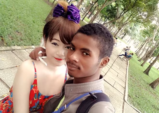 Bên cạnh đó, một số bạn trẻ lại ngạc nhiên đến mức không tin vào sự thật, đưa ra những dự đoán như Pen rất giàu, gia đình Pen có quyền lực hoặc đây là cuộc hôn nhân, lấy vợ xinh đẹp theo hợp đồng.