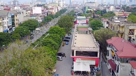Nhưng không hiểu vì lý do gì, nhiều năm nay dự án này đã đã không được triển khai. Tại khu đất đó dần dần mọc lên hàng loạt các cửa hàng kinh doanh, quán bia, cà phê, hiệu sách, ngân hàng, gara ô tô và thậm chí là cả chợ cóc, bãi tập kết xe rác…