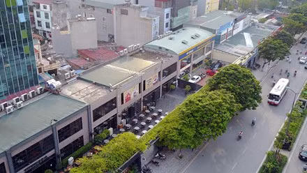 Tại ô đất số 2, có diện tích 2.324m2, Cty ĐTXLTM &amp; DV đã cho kinh doanh nhà hàng cà phê, salon làm đẹp, cửa hàng thức ăn nhanh, quán bia