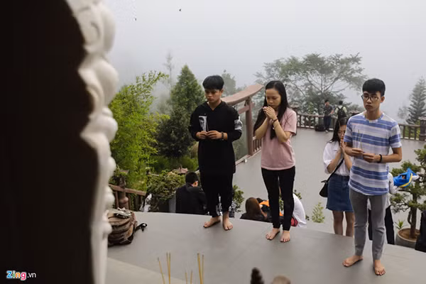 Sỹ Kiên (bên phải, Đà Lạt) chia sẻ: 'Em rất thích ngôi chùa này. Khi nghe giới thiệu, em mong ước đến ngày nghỉ lễ sớm để được đến tham quan cùng bạn bè'.