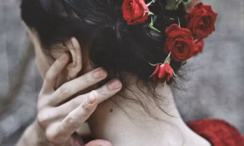 Not ruoi sau gay noi len dieu gi ve so phan phu nu?