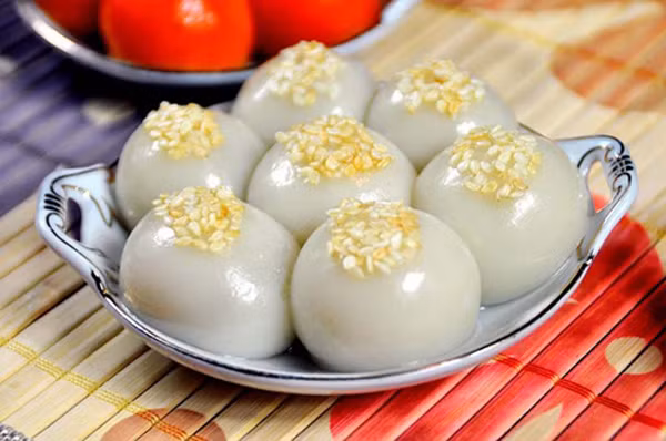 Bánh trôi. Bánh trôi Ninh Bình khá đặc biệt với phần nhân là sự kết hợp của đường mật, lạc khô giã nhỏ trộn đều với lá cúc mốc thái nhỏ, vì thế bánh có vị thơm mát, ngọt nhẹ cùng với hương thơm thoang thoảng của lá cúc mốc và hoa bưởi trong nước luộc bánh khiến cho món ăn dân dã này có những ấn tượng khó phai trong lòng du khách.