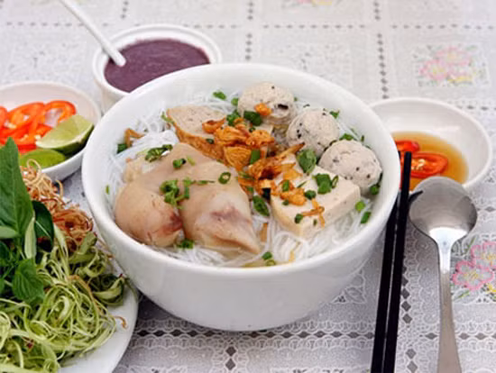 Bún mọc Tố Như. Đúng như tên gọi, bún mọc Tố Như gồm có bún, mọc, rau sống và nước dùng, thành phần tuy đơn giản nhưng người làm bún phải rất kỳ công từ khâu chọn nguyên liệu và cách ăn thì không như những nơi khác, chan nước vào bát to bỏ sẵn bún và mọc mà được để riêng thành từng đĩa, tùy người dùng lựa chọn ăn nhiều, ăn ít, ăn đến đâu lấy đến đó. Nếu bạn có dịp ghé chân nhà thờ Phát Diệm – Kim sơn đừng bở lỡ món bún độc đáo này.