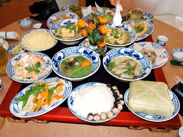 Cỗ chay Đào Xá. Hàng năm, cứ vào ngày hội chùa (mồng 7 tháng Giêng) dân làng Đào Xá lại làm cỗ chay đãi khách. Cỗ chay Đào Xá gồm bánh chưng, bánh rợm, bánh rán, bánh cắp, một đĩa giò, 4 bát nấu, 5 bát cháo cái... Trong những món ăn chay nói trên, bánh cắp và cháo cái là hai món đặc trưng, không thể thiếu trên mâm cỗ mời khách của làng Đào Xá.