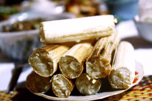 Cơm lam. Gạo cẩm và nếp cái hoa vàng cho thêm chút muối, gừng, ngâm ủ qua đêm, đãi sạch rồi cho vào ống tre, thêm chút nước và nút lại bằng lá chuối, cho lên bếp lửa đốt. Khi ăn, tách từng phần tre bó chặt vào cây cơm trắng nõn. Mùi thơm của gạo nếp nương mới, lẫn với chút hương vị của tre, của khói bếp, làm cho miếng cơm thật sự mang hương vị của núi rừng. Cũng tùy từng sở thích mà người ta chọn châm cùng muối vùng hay chẩm chéo.