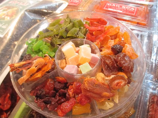 Các loại hoa quả đặc sản Đà Lạt sấy khô như hồng, dâu tây...