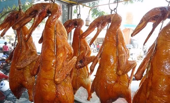 Vịt quay Lạng Sơn: Đến với xứ Lạng, chẳng mấy ai bỏ qua được món vịt quay nổi tiếng với vị thơm ngon riêng biệt khó có thể thưởng thức được ở nơi khác. 