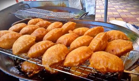 Trong cái gió mát của vùng cao, quây quần bên bè bạn, nhấp môi chút rượu Mẫu Sơn, nhấm nháp cái vị đậm đà của món áp chao, xuýt xoa trước cái cay cay của gừng, của ớt mới cảm nhận được hết cái thú ẩm thực xứ Lạng.
