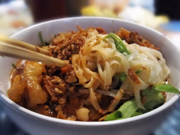 Khi ăn, trộn lượng nước dùng vừa đủ sao cho nguyên liệu không bị nát mà gia vị vẫn thấm đều.