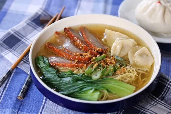 Mì hoành thánh là món ăn gốc Hoa được yêu thích ở Sài Gòn. Điều khó hiểu của món ăn này là sự tham gia của 2 thành phần nhiều tinh bột là mì và hoành thánh. Điều này khiến nhiều thực khách đang có ý định ăn kiêng e ngại. Ảnh: Angsarap.