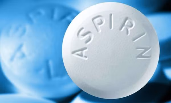 Trong trường hợp bạn sử dụng aspirin hay plavix, hãy tham khảo ý kiến bác sĩ trước khi xăm vì những loại thuốc này có thể ảnh hưởng đến sự đông máu. Nếu đang điều trị mụn, tốt nhất hãy chờ 6 tháng trước khi xăm.