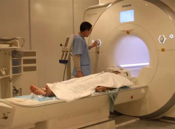 Bỏng khi chụp cộng hưởng từ. Một số người có thể bị sưng hoặc phỏng rát nhẹ ở hình xăm khi họ chụp hình cộng hưởng từ trường (MRI). Tuy nhiên, điều này hiếm khi xảy ra và thường không kéo dài.
