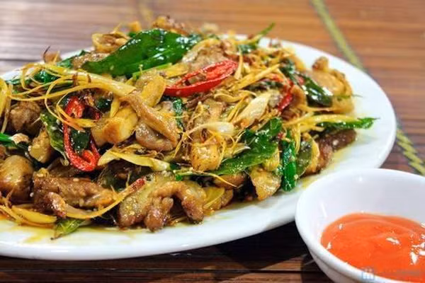 Thịt lợn đen nổi tiếng với vị thịt thơm, săn chắc, khi nấu không có nước, bì giòn… Từ lợn đen, người Nà Hang đã chế biến thành những món ăn độc đáo như: Thịt lợn nướng riềng mẻ, thịt lợn nướng ngũ vị hương, thịt lợn xào lăn…