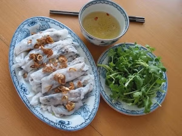 Bánh cuốn chả viên. Chả được làm từ thịt lợn địa phương, giống lợn thơm ngon và chắc thịt. Sau khi băm nhỏ, thịt sẽ được trộn với nấm hương và mộc nhĩ vùng cao, tiếp đến được nắm thành viên nhỏ, rán chín ăn kèm với bánh cuốn. Nếu ai đó đã có dịp thử các món bánh cuốn ở những vùng miền khác nhau sẽ thấy được sự khác biệt trong nước chấm của bánh cuốn Tuyên Quang.
