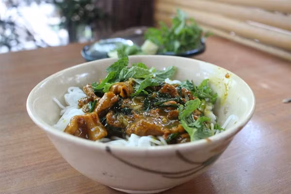 Món bún xào lòng nghệ này mất thời gian nhất là khâu xử lý lòng già, sao cho phần nội tạng nặng mùi nhất này không khiến người ăn nhăn mặt khi ăn mà vẫn giữ được độ giòn, sần sật.