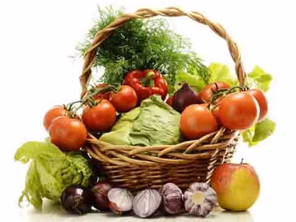 1. Ăn uống thiếu vitamin B6. Một chế độ ăn uống lành mạnh, đủ vitamin là vô cùng quan trọng đối với chức năng của thận. Thiếu hụt vitamin B6 làm tăng nguy cơ sỏi thận. Bạn nên tiêu thụ ít nhất 1,3 mg vitamin B6 mỗi ngày. Các nguồn giàu vitamin này bao gồm cá, đậu xanh, gan bò, khoai tây, các loại rau giàu tinh bột và các loại trái cây họ cam quýt...