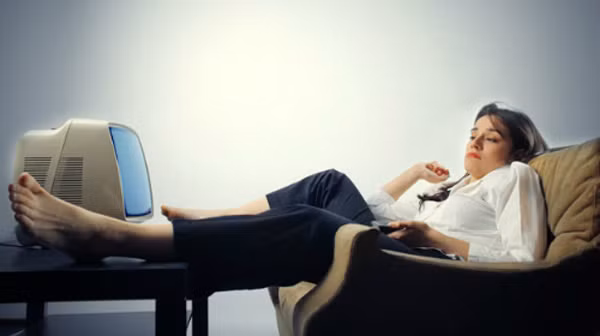 2. Lười thể dục. Tập thể dục là một cách tốt để bảo vệ thận. Những người thường xuyên thể dục có nguy cơ bị sỏi thận thấp hơn 31% so với những người lười thể dục. Duy trì một trọng lượng khỏe mạnh không những giảm nguy cơ sỏi thận mà còn giúp thận làm việc tốt hơn.