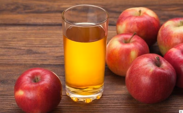 Bạn có thể sử dụng nước ép táo tươi - loại nước detox giàu các chất chống oxy hóa tự nhiên giúp đào thải độc tố ra khỏi gan và thận.