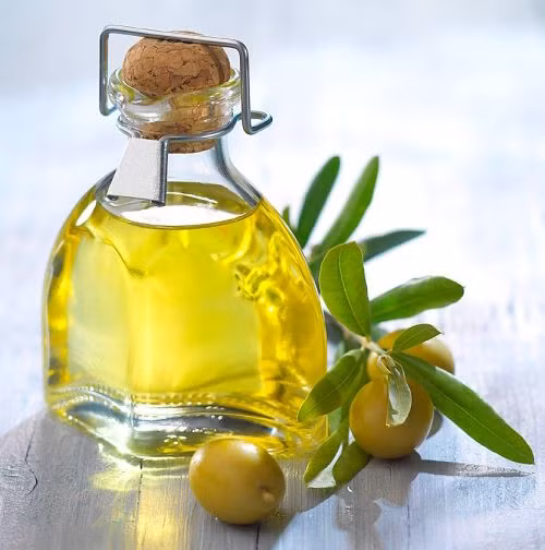 Được biết đến là chứa các chất chống oxy hóa, dầu olive có thể có tác dụng tích cực đến các triệu chứng của viêm khớp. Ảnh: sieuthitinhdau.