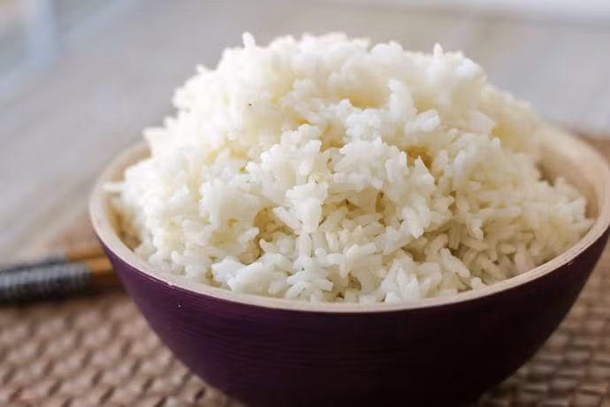 Nghiên cứu cho thấy cơm trắng có thể có hiệu quả nhất trong việc cải thiện giấc ngủ nếu nó được tiêu thụ ít nhất một giờ trước khi đi ngủ. Ảnh: simpleandseasonal.